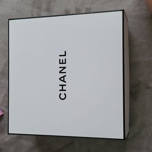 Chanel gift box with pouch and free samples
